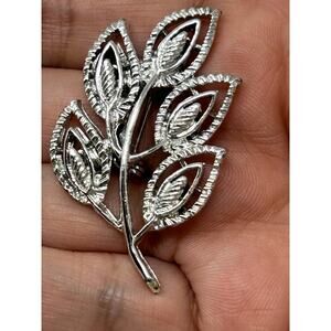 Vintage Jerry's Silver Tone Leaf Pin